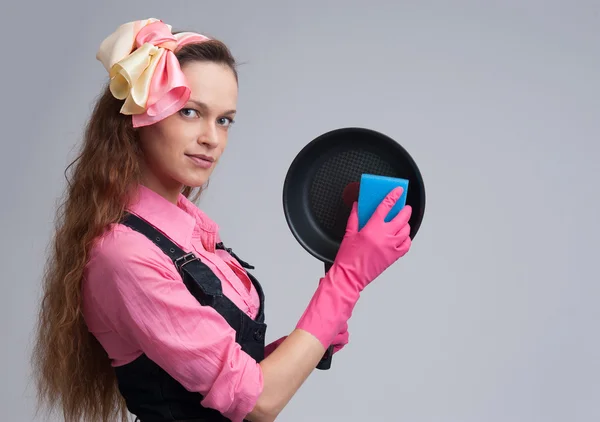 Kadın bir pişirme pan Temizleme — Stok fotoğraf