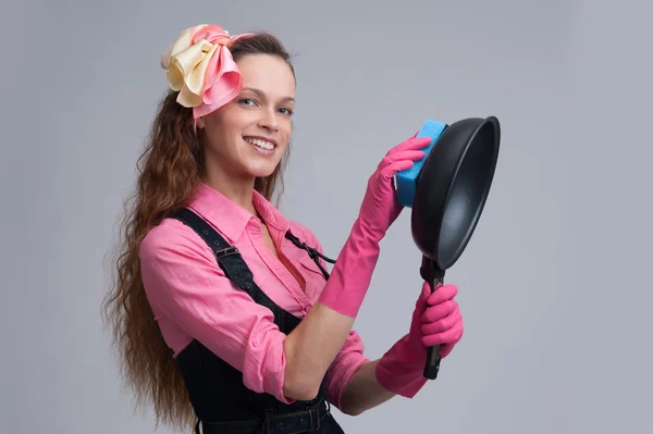 Hausfrau putzt eine Pfanne — Stockfoto