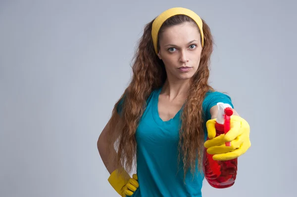 Mulher pulverizando com um fluido de limpeza — Fotografia de Stock