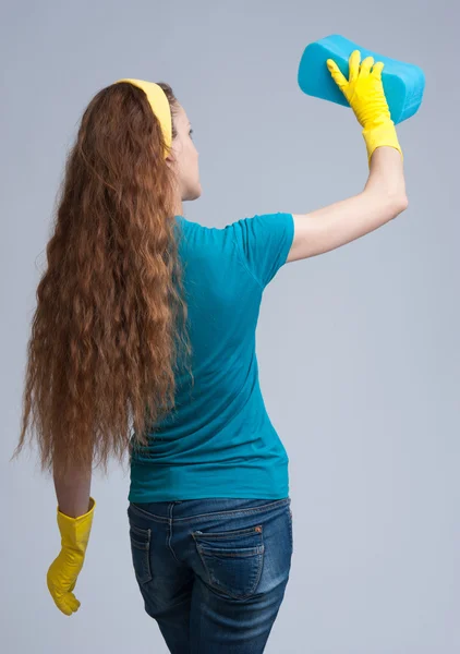 Nettoyage jeune femme au foyer. Vue arrière — Photo