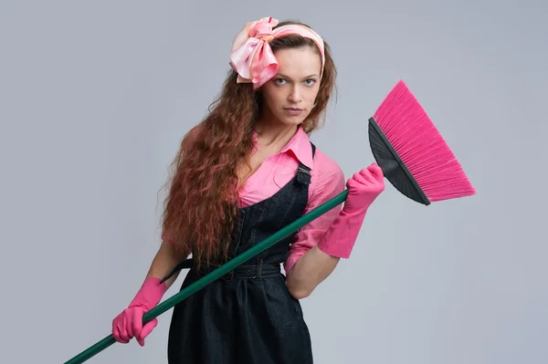 Jonge huisvrouw schoonmaken — Stockfoto