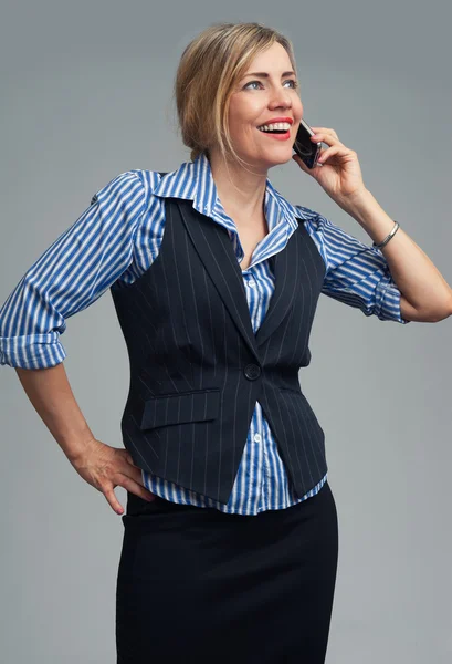 Sonriente mujer de negocios hablando por teléfono —  Fotos de Stock