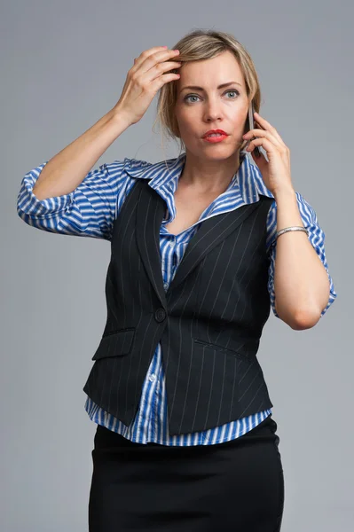 Sorrindo telefone mulher de negócios falando — Fotografia de Stock