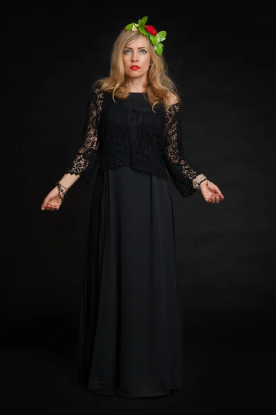 Vacker kvinna modell poserar i elegant klänning — Stockfoto