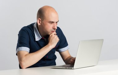 Bir dizüstü bilgisayar çalışma düşünceli iş adamı