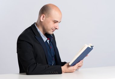 Adam kitap okuyor.