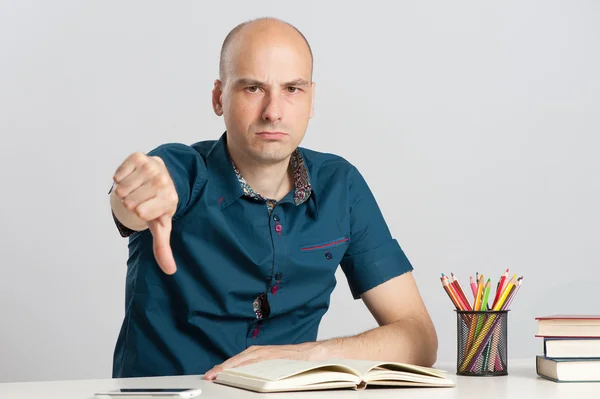 Homem careca com polegares para baixo — Fotografia de Stock