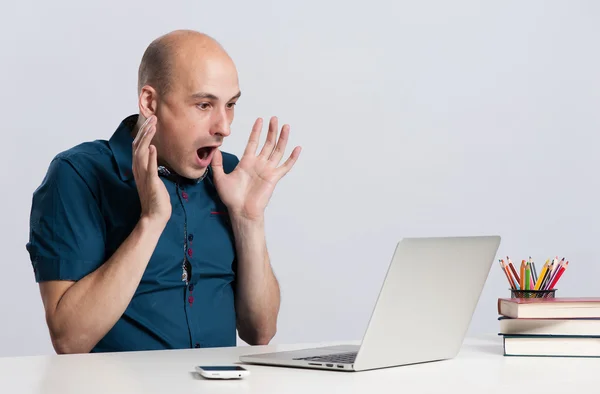 Homem careca chocado olhando para o laptop — Fotografia de Stock