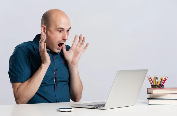 Geschokt kale man kijken naar de laptop — Stockfoto