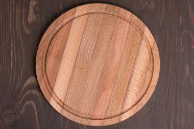 Ahşap arka planda kesme tahtası