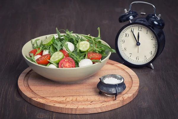 Salada verde feita com rúcula, tomate, mussarela — Fotografia de Stock