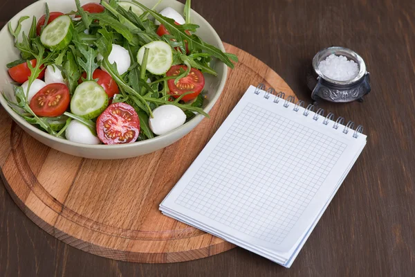 Salada feita com arugula, tomates, mussarela — Fotografia de Stock