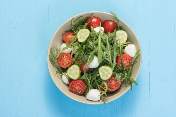 Grön sallad med rucola, tomater, mozzarella — Stockfoto