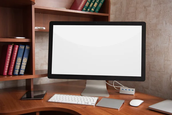 Visualizzazione computer con schermo bianco vuoto — Foto Stock