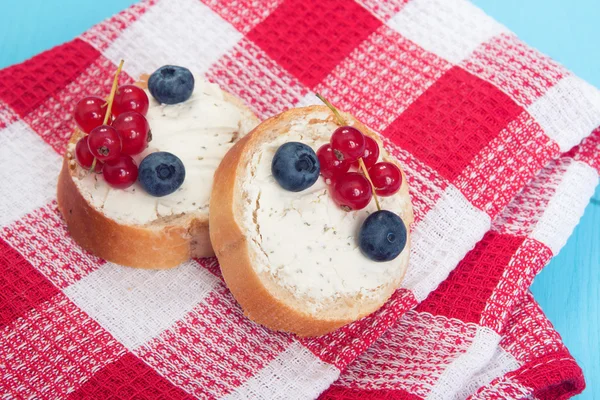 Fruit dessert. cream and berries on bread — 图库照片