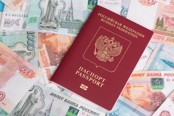 Passeport avec l'argent russe roubles — Photo