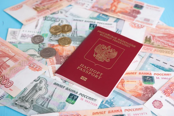 Passaporte com rublos de dinheiro russos — Fotografia de Stock