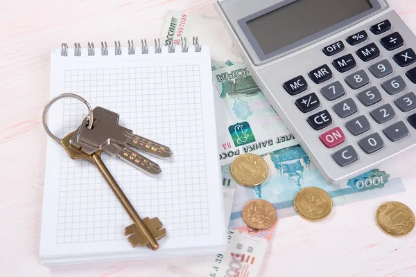 Dinheiro russo, chave e calculadora. conceito imobiliário — Fotografia de Stock
