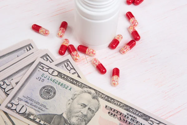 Pillole e soldi. Concetto sanitario — Foto Stock