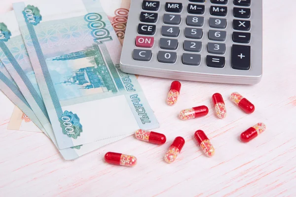 Pillen und Geld. Gesundheitskonzept — Stockfoto