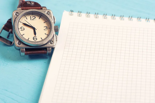 Watch and a blank notepad — Stock Photo, Image