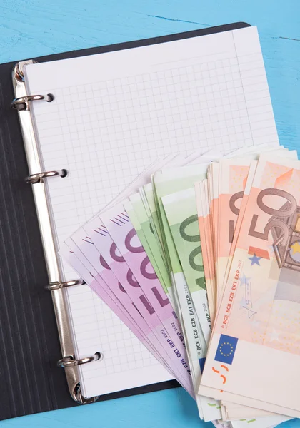 Dinero y libreta en blanco — Foto de Stock