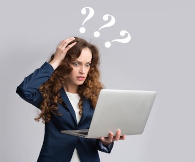 Sorun dizüstü ile genç bir kadın