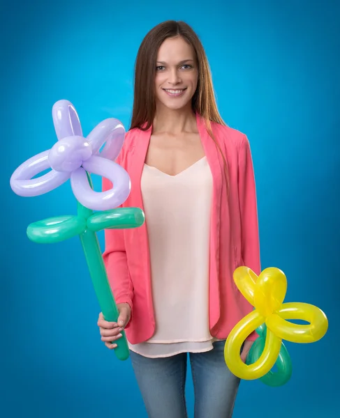 Schöne Frau mit Luftballonblumen — Stockfoto