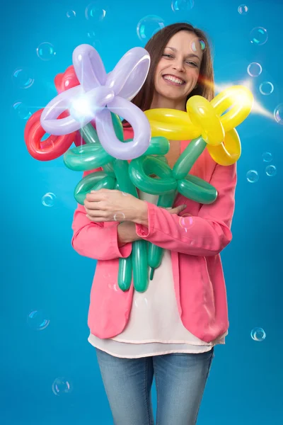 Schöne Frau mit Luftballonblumen — Stockfoto
