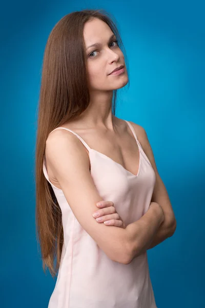 Gyönyörű nő kék háttér — Stock Fotó