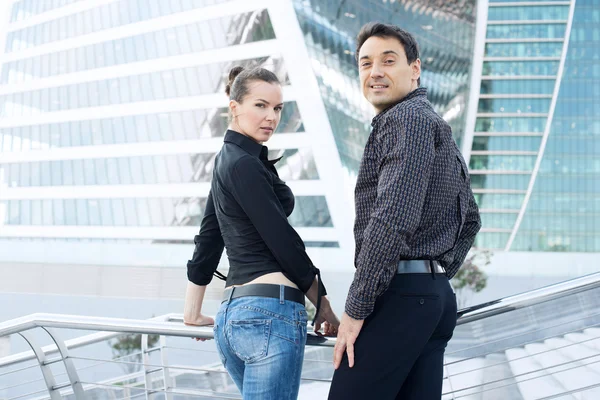 Hombres y mujeres de negocios en el centro de negocios . — Foto de Stock