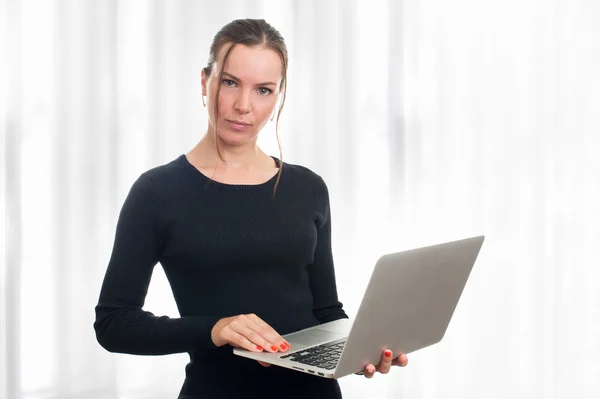 Vrouw met laptop — Stockfoto