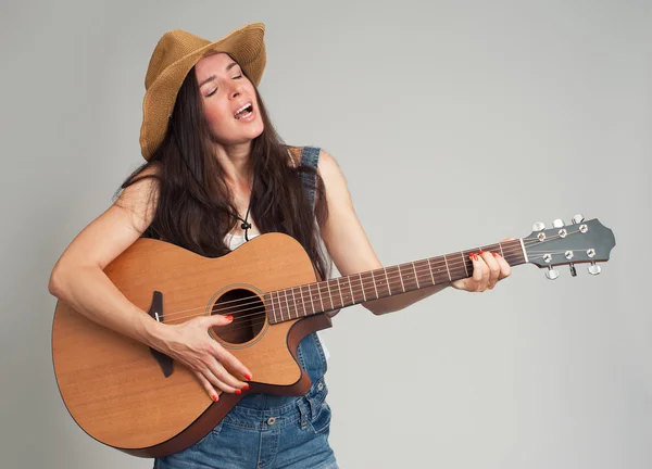 Junges Mädchen spielt Gitarre. Landhausstil. — Stockfoto