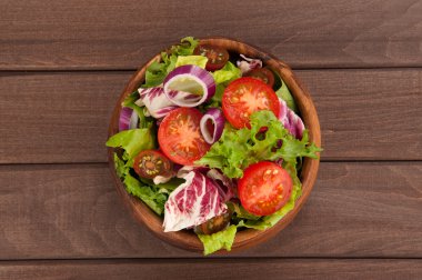 Taze sebze salatası.