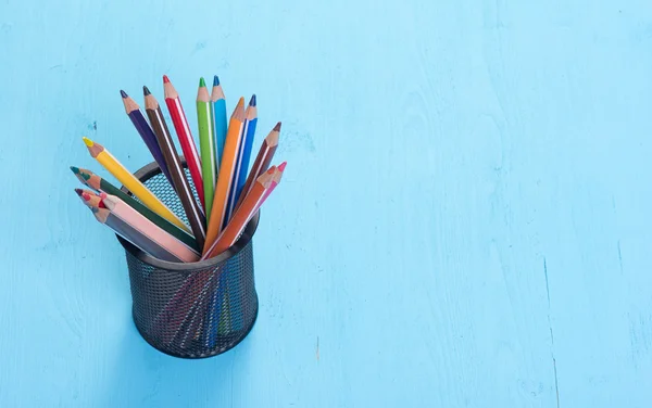 Lápis coloridos sobre fundo azul — Fotografia de Stock