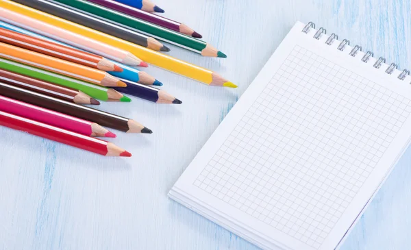 Üres jegyzék egészségügyi betét- és színes ceruzák — Stock Fotó