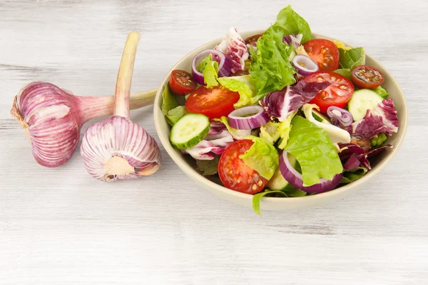 Insalata vegetale fresca in una ciotola — Foto Stock