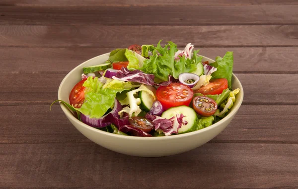 Salada de legumes frescos em uma tigela — Fotografia de Stock