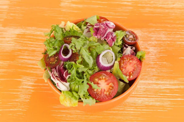 Salade de légumes dans un bol — Photo