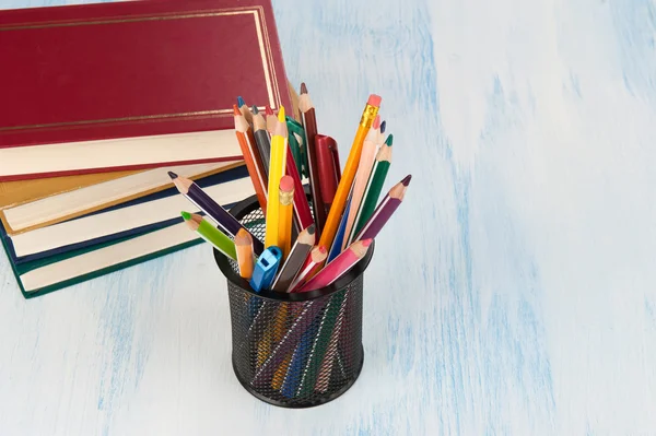 彩色铅笔和书籍 — 图库照片