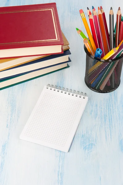 Bloc de notas en blanco con lápices de colores —  Fotos de Stock