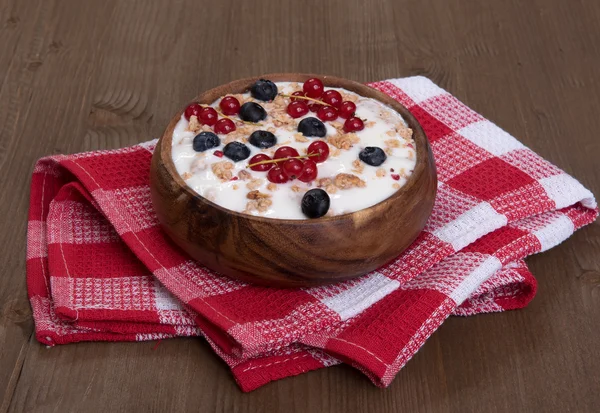 Müsli ve yoğurt ile Servis Kahvaltı — Stok fotoğraf