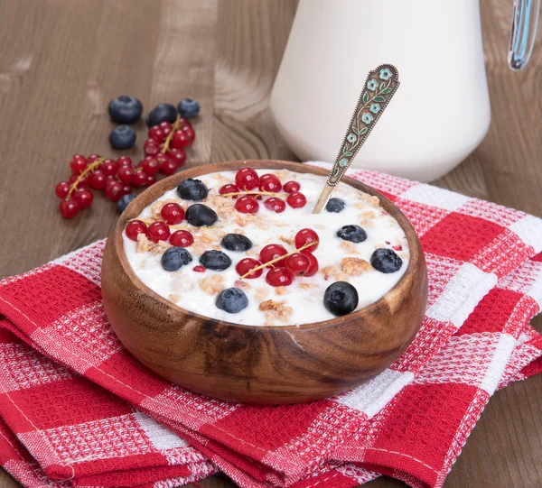 Müsli ve yoğurt ile Servis Kahvaltı — Stok fotoğraf