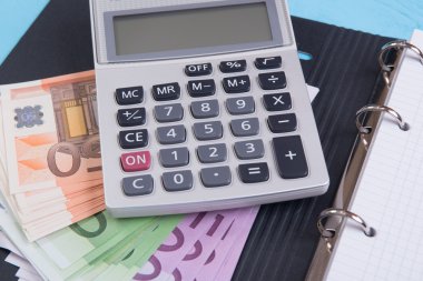 para, hesap makinesi ve defter