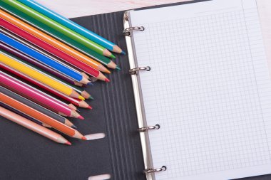 Renkli kalemler ve not defteri