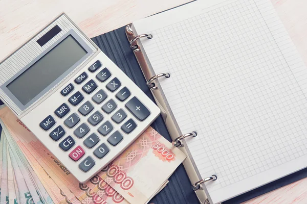 Peníze, kalkulačka a notebook — Stock fotografie