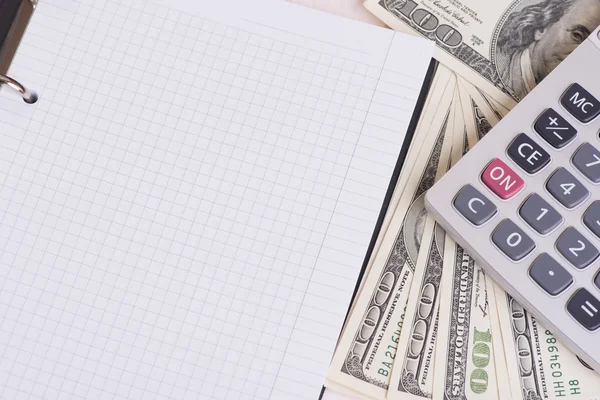 Dinero, calculadora y cuaderno en blanco — Foto de Stock