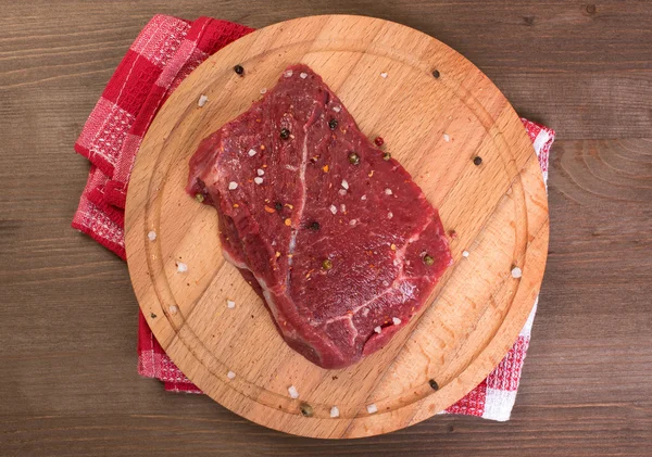 Rohes Rindersteak an Bord — Stockfoto