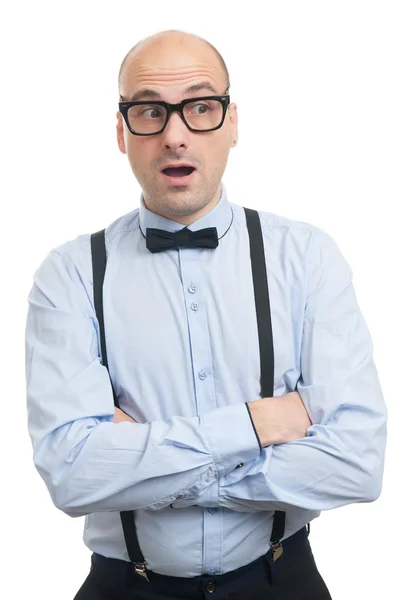 Удивленный парень с подтяжками и галстуком — стоковое фото