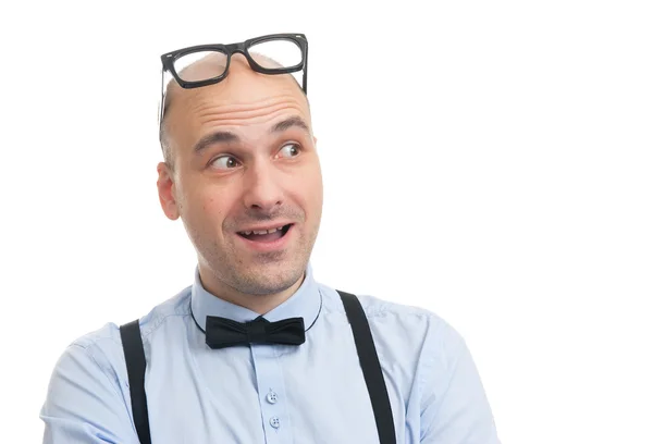 Улыбающийся мужчина с подтяжками и галстуком-бабочкой — стоковое фото
